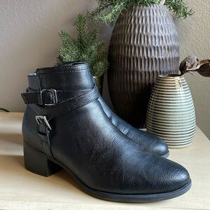 Black leather Naturalizer size 8.5 ankle boots with zips and straps